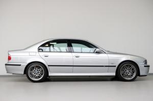 BMW M5 2001 года  (EU)